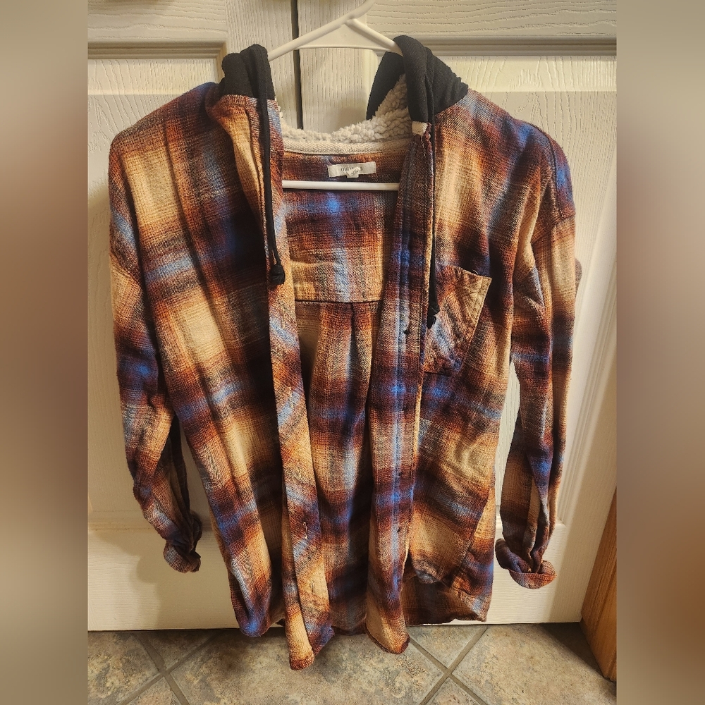Maurices womens flannel with sherpa lined hood, size small.